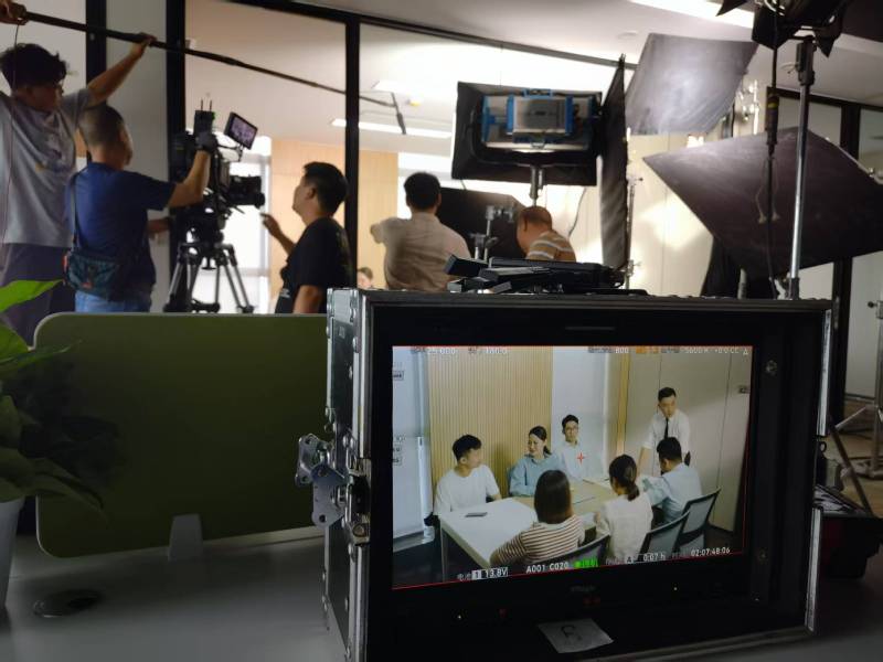 满城县TVC拍摄公司：科技产品视觉化大师，诠释未来感与功能美学